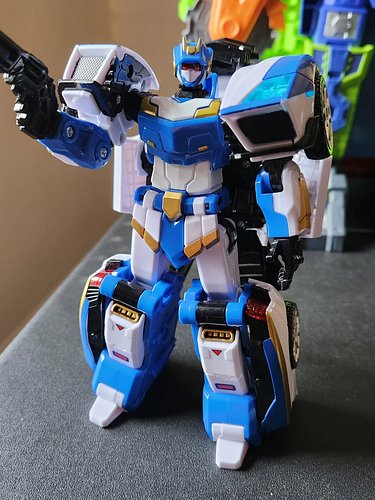 I FINALLY have a Metal Cardbot! This is the original Blue Cop release (the Korean version so he doesn't have robot mode eyes)...