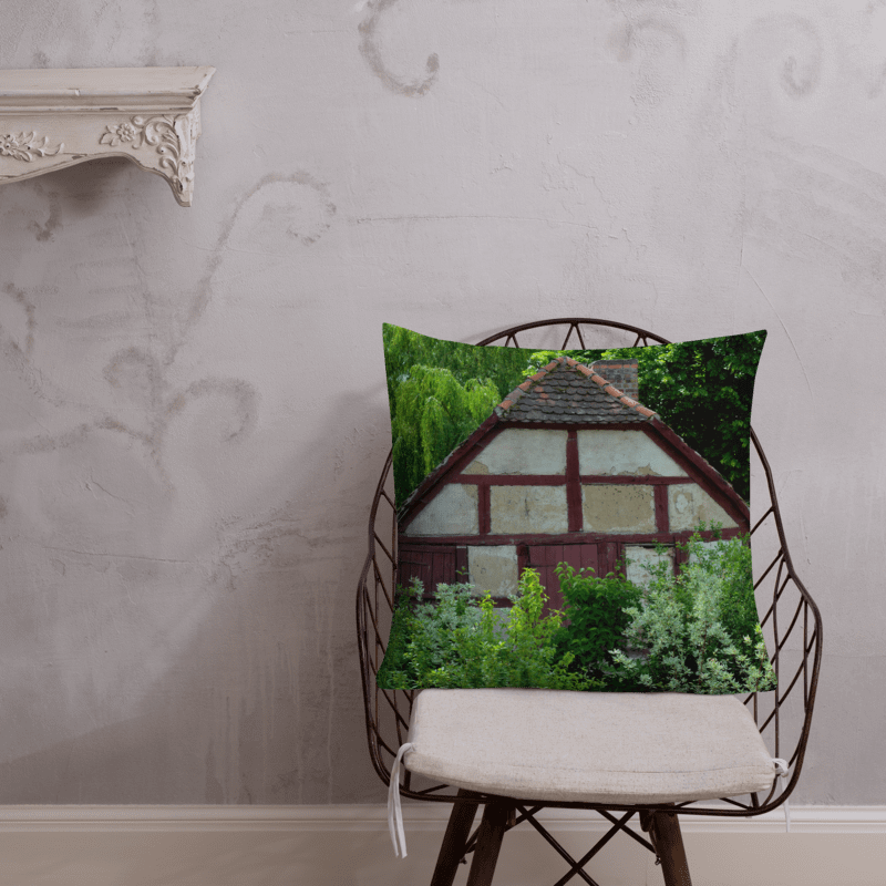 Premium-Kissen - Lehmhütte versinkt im romantischen Bauerngarten product image (5)