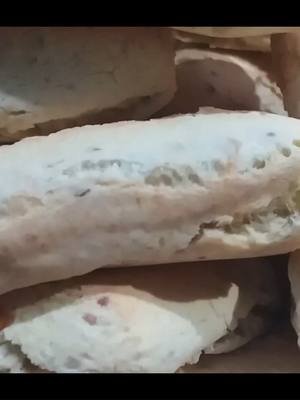 CHIPA Paraguaya Mestiza – ¡Receta fácil y rentable para vender! Hoy te enseño a preparar Chipa Mestiza Paraguaya, una receta tradicional y rendidora que combina almidón, harina de maíz y mucho queso para lograr un sabor único y auténtico. Ideal para vender o compartir en familia.  ✅  Ingredientes:   🌽 700 g de almidón   🫓 300 g de harina de maíz   🧂 18 g de sal   🥚 5 huevos   🧀 300 g de queso (el que prefieras, paraguay o queso duro)   🧈 80 g de manteca   🥛 200 ml de leche   🌿 10 g de anís   🔥 Horno: 250°C por 20 minutos.   Esta chipa mestiza es perfecta para desayunos, meriendas, venta de chipas en ferias o para tu emprendimiento casero. Mira el paso a paso completo y no te pierdas ningún detalle para que tu chipa quede esponjosa, suave y con un sabor espectacular.
