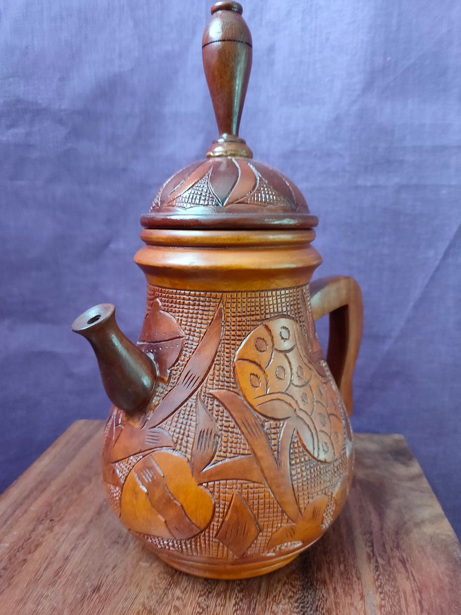 Bule grande madeira com relevo de flores e frutos. Decoração boho única product image (5)