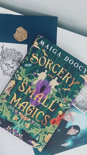 Love this fairyloot editon! A beautiful green one!! If you liked Name of The Wind you’ll love Sorcery and Small Magics!

#fal...