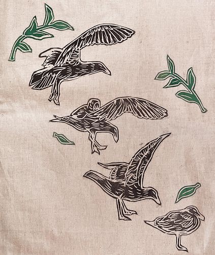 a seagull tote bag 🪶 hand printed using the linocut method.
.
.
.
.
.
.
#handmade #lino #handmadebag #diy #craft #diybag #art...