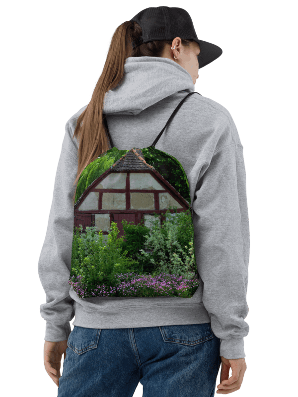 Rucksackbeutel mit Kordelzug - Lehmhütte versinkt im romantischen Bauerngarten product image (2)