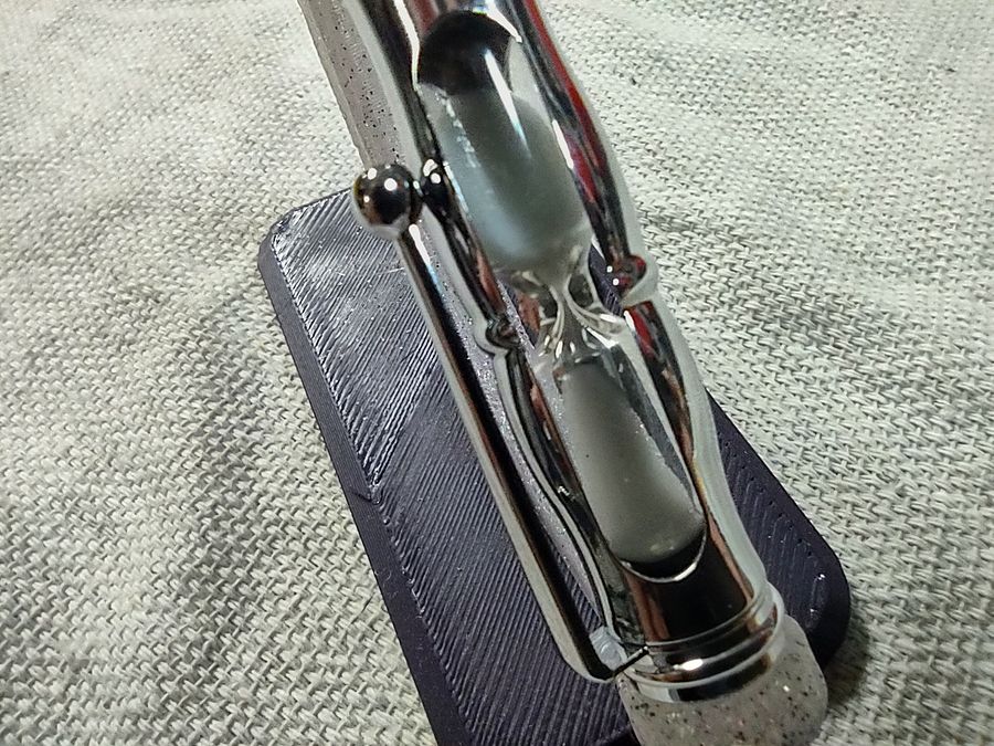 Pink Elegance: Hourglass Twist Ballpoint Pen – A Timeless Writing Experience product image (4)