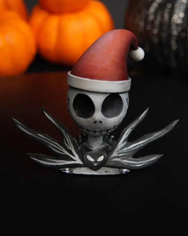 🎃 Happy Halloween from CoupleCraftsMinis! 👻 We’ve had a great time painting these two — Jack Skellington and the Pumpkin King — both sent to us by @mojo_modelling. Between zenithal priming, contrast paints, shading, and layering, these prints were the perfect way to wrap up spooky season. Thanks again to Mojo Modelling for sharing their amazing sculpts. Time to let Jack decide… Halloween or Christmas? 🎩🎅 #miniaturepainting #jackskellington #pumpkinking #halloweenmini #contrastpaint #zenithalpriming #paintingminiatures #halloween