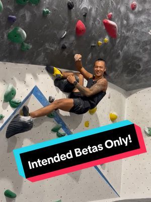 Sometimes you just gotta have some playtime! Who doesn't love a bathang-y moment with some heels way above your head? #badbetasonly #bouldering #climbing 