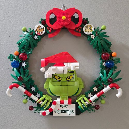 Merry Grinchmas! This wreath from @brickcraft.official was so fun to build! It also comes with extra parts to build a table s...