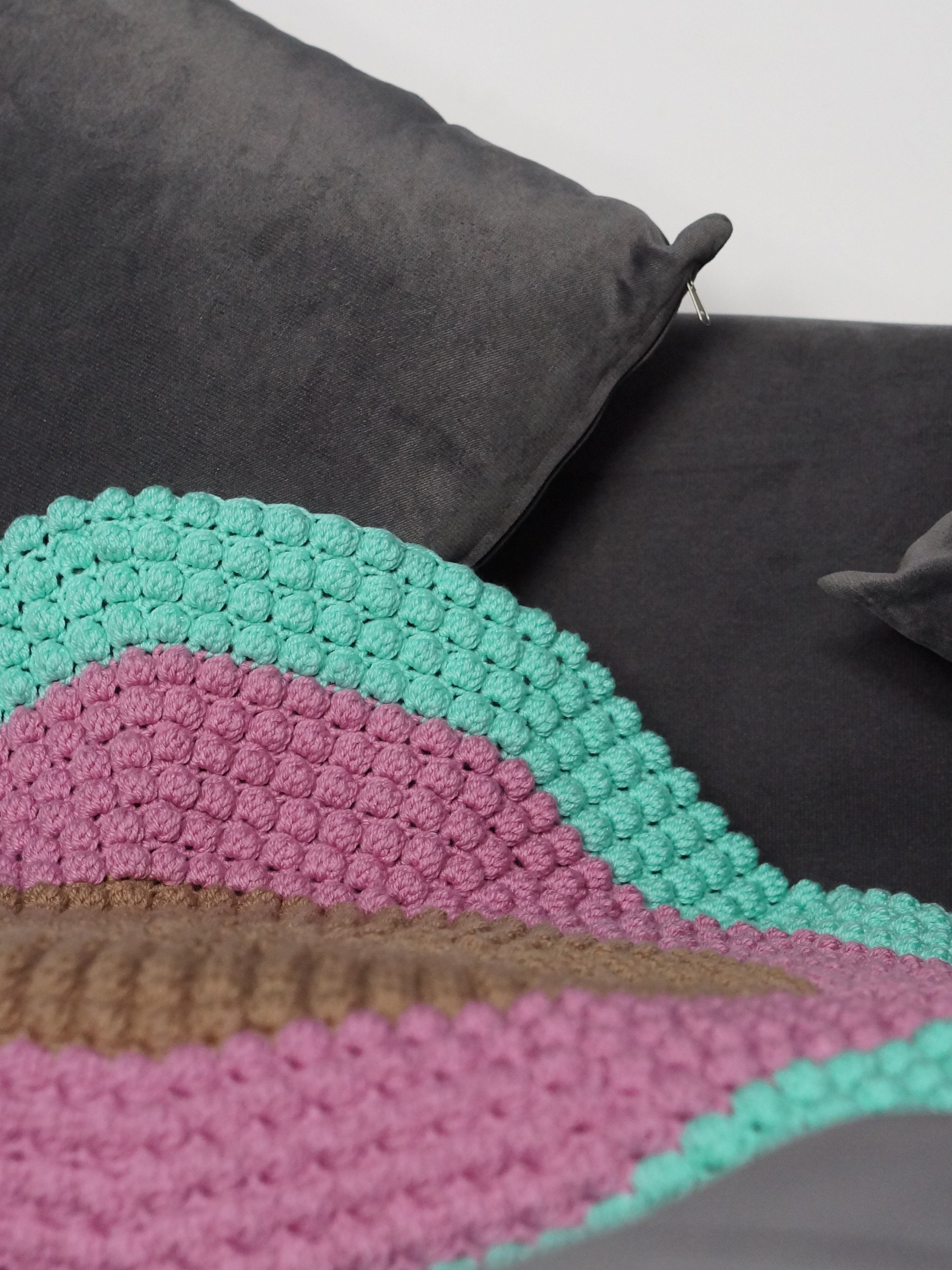 Bobble stitch round blanket pdf pattern product image (1)