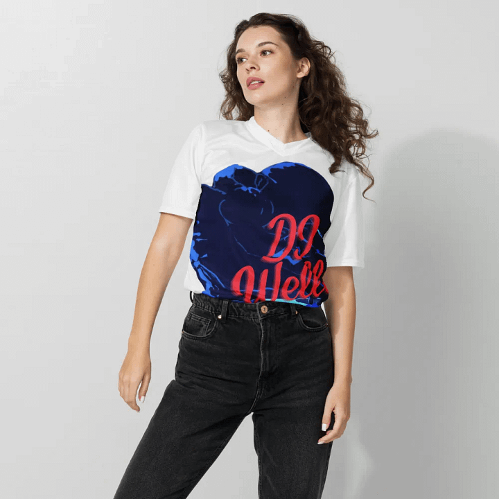 V-aukkoinen T-paita teknisestä kankaasta - Tyylikkä DJ Wellu-printillä. Unisex-malli. product image (2)