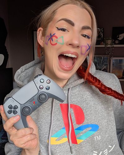 I put on a special blush yesterday to celebrate 30 years of PlayStation! 💙🎉

What do we think? ,
@playstationuk