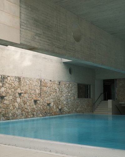 Brutalist pool, perfect escape after a day in the sun.
.
.
#softminimalism #portra400 #brutalism #35mm #miesvanderrohe #fujif...