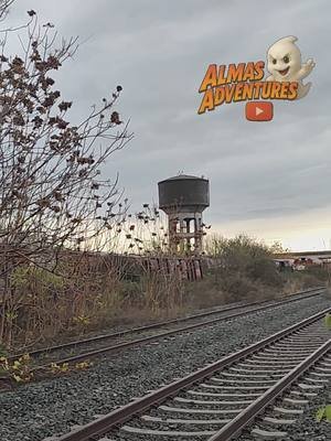 📍 Thessaloniki (Área de Echedoros) | Grécia 😍🤩💙🇬🇷   Na área de Echedoros, perto de Thessaloniki, encontra-se um vasto “cemitério de comboios” com centenas de vagões abandonados. 🚂🏚️   A maior parte dos comboios foi deixada após a crise financeira de 2010, quando a OSE (Ferrovias Helenas) enfrentou dificuldades severas. 📉⚠️   Esses vagões passaram a servir como abrigo improvisado para migrantes, criando paisagens urbanas únicas e cheias de histórias. 🏕️🤝   Este local é um reflexo da contradição entre o abandono da infraestrutura e a resiliência humana em busca de um novo lar. 🌍💔❤️   -    A vida não é só trabalhar, é também encontrar humanidade e esperança nos lugares mais inesperados. 🌅✨💭   -    Segue-nos nas redes sociais 💞 TT/KW/FB/IG/YT para viajares connosco por estas paisagens memoráveis! ✈️🌍💪 𝗼𝗵 𝘆𝗲𝗮𝗵 ❣️   -    -    -    #Thessaloniki #CemitérioDeComboios #UrbanExploration #DicasDeViagem #AlmasAdventures