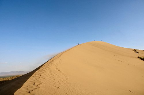 Turns out the Singing Dunes don’t sing like Taylor Swift 🎤 — they hum like a giant pipe organ. After a tough climb to the top...