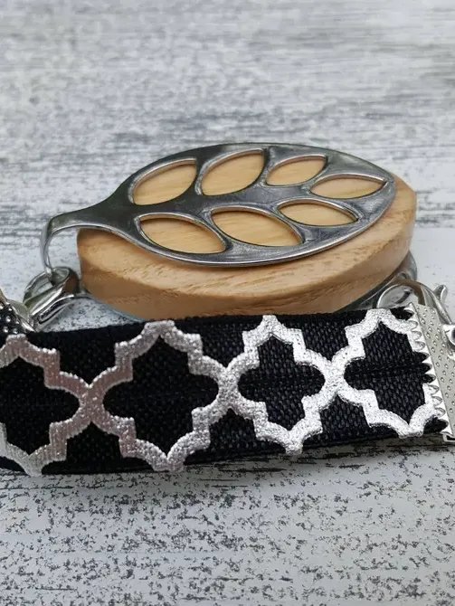 Black Quatrefoil Elastic Bracelet | Handmade Accessory for Bellabeat Leaf Urban & Ivy product image (2)