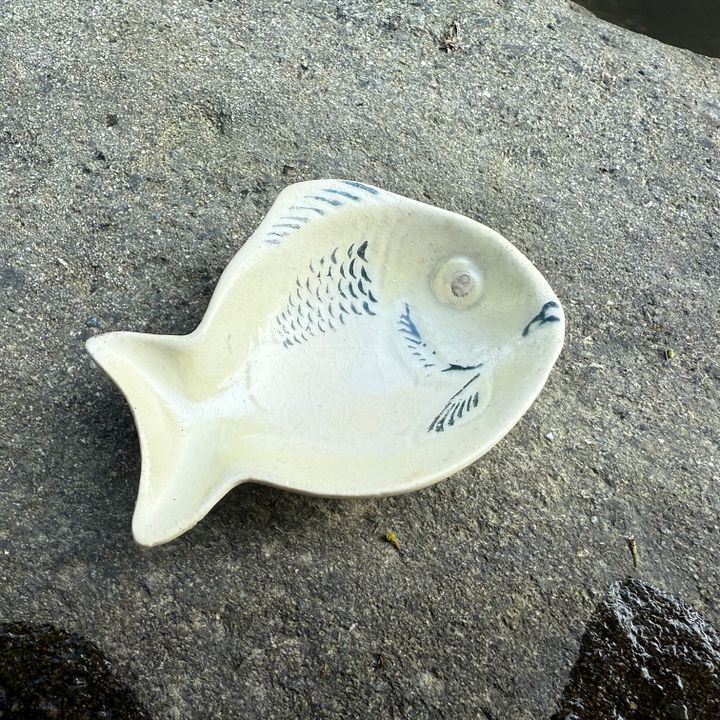 🎎 Vintage Japanese Fish-Shaped Soy Sauce Dish (FOREIGN Stamp) – Meiji-Taisho Era – Japan Antique Roadshow product image (1)