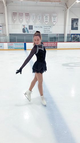 A little throwback for the new song🎶
*
*
*
#figureskating #iceskating #choreography #edeaskates #edeafamily #rollerskating #o...