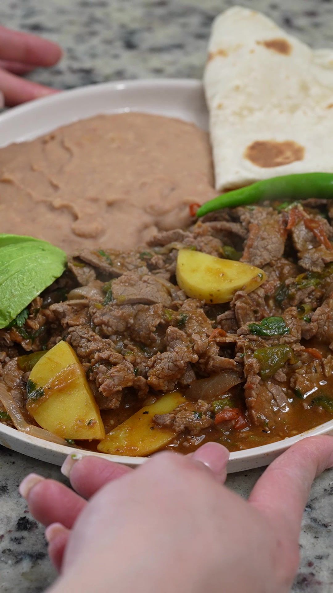 Save this BISTEC ALA MEXICAN aka BISTEC RANCHERO for the weekend, a fast easy and super delicious meal that everyone will love!  PRO TIP!!!! When cutting the meat, make sure you cut against the grain DO NOT cut same direction, i love to use Skirt steak for my bistec, the meat is so juicy and tender and doesn’t dry out or become chewy. But of course you can use your favorite cut of steak  Ingredients: 8 servings 1/2 onion; thin sliced  2 jalapeño chopped 2 lbs flank steak; thin sliced(CUT AGAINST GRAIN) 1/2 lbs baby golden potatoes; thin sliced 2 minced garlic cloves 4 roma tomatoes; thin sliced  2 hatch/Anaheim peppers;roasted, peeled and chopped 7.75 oz hot tomato sauce 1/4 -1/2 c water 1/2 tsp ground cumin 1/2 tsp garlic salt 1/2 tsp black pepper Salt to taste Chopped cilantro 1 serving of love 💕  #mexicanfood #bistec #bistecalamexicana #bistecrancheroconpapas #bistecranchero #easyrecipe #mexicanfood #fyp #parati #mexicanrecipe 
