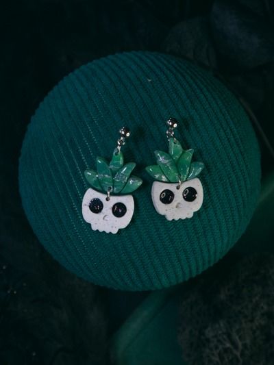 Variegated Skull Planter Dangles product image (2)