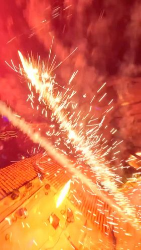Risking the drone for the shot 🥱

Have been trying to push myself more and more with fpv flights. Flying through fireworks ha...