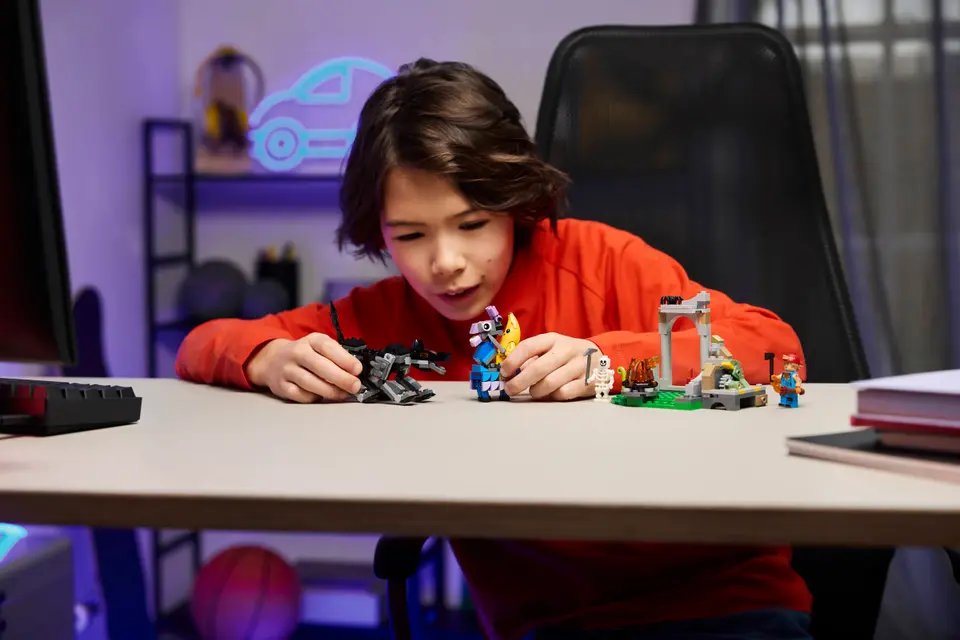 LEGO Fortnite Tabara lui Peely si Sparkplug product image (7)