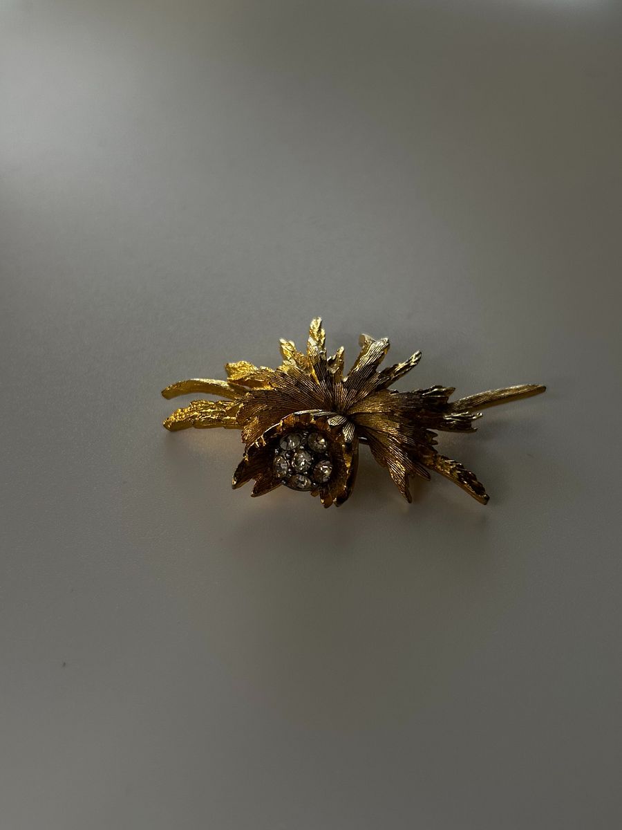 Vintage Gold Tone Abstract Flower Rhinestone Brooch product image (5)