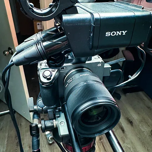 Love this @sonyalpha Camera Rig…
FX3 & @atomos.global Ninja V shooting RAW 4k, i just need to learn how to use it, lol