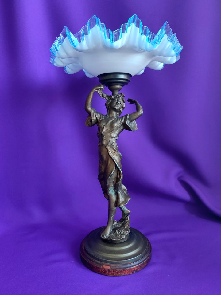 🌟Estátua Arte Nova em Metal com Taça de Cristal Branco e Bordo Azul – Peça Única e Colecionável product image (1)