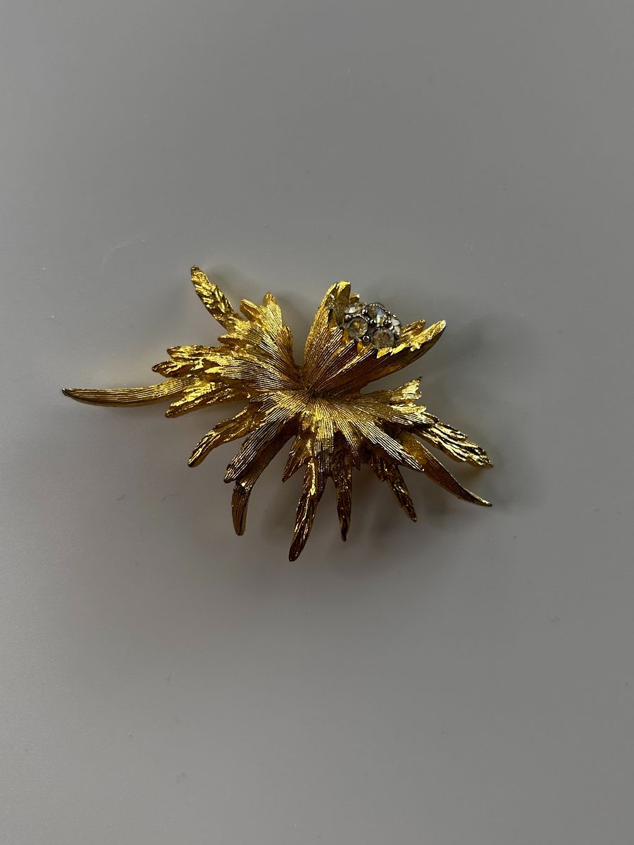 Vintage Gold Tone Abstract Flower Rhinestone Brooch product image (3)