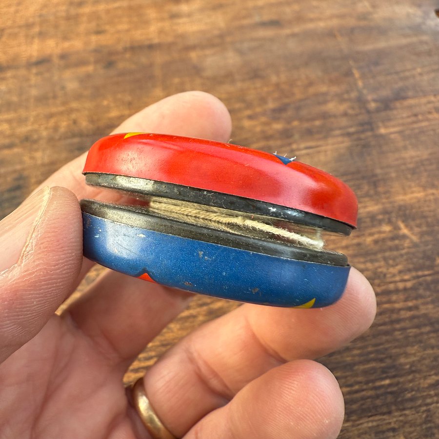 🎎 Vintage Japanese Tin Yo-Yo with Penguin & Pinwheel Design – Showa Era – Japan Antique Roadshow product image (3)