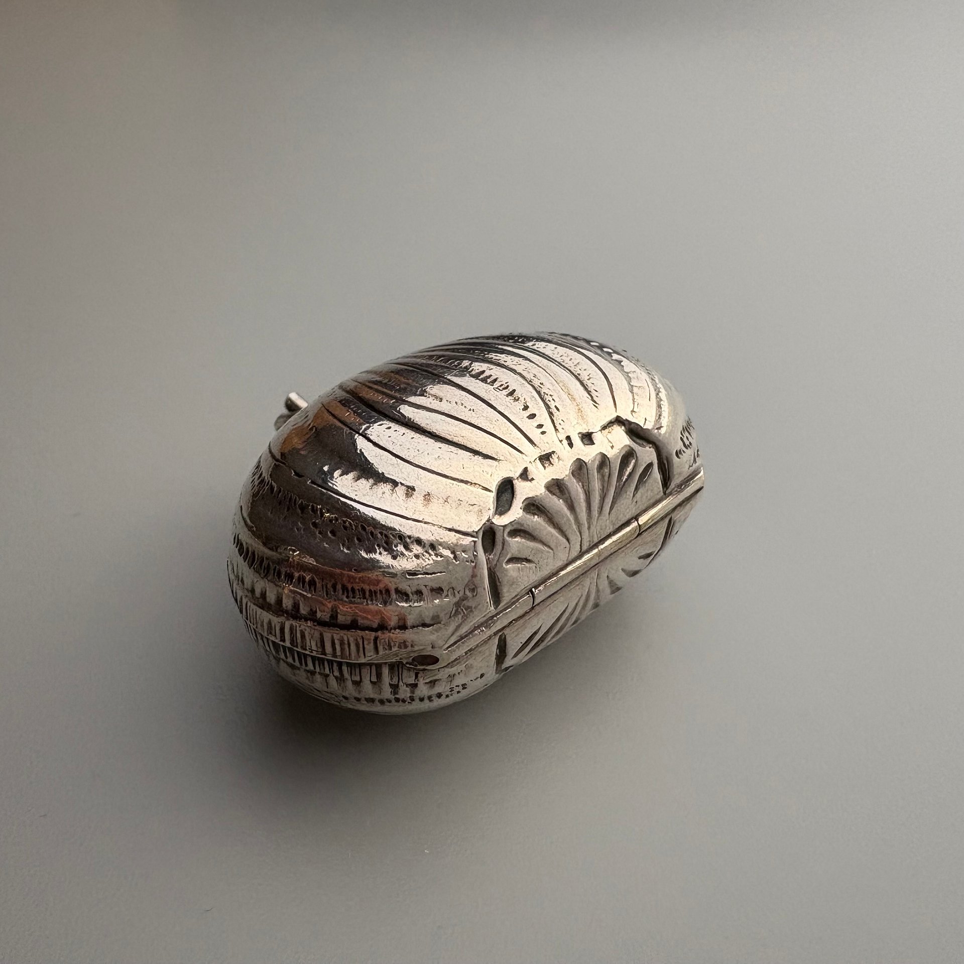 イタリア800純銀 毛栗の形をした小箱 シルバー製栗型小物入れ product image (2)