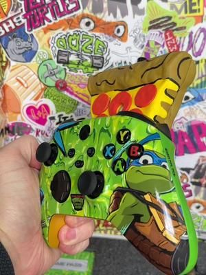 Whattttt thanks @Xbox & @Minecraft for the pizza scented controller!!!!! 🍕 #minecraft #gaming #xbox #tmnt #tmntleo 