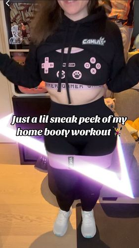 So unnatural to film this😅 But at least I tried 😂 
#homeworkout #dumpbell #kettlebell #nomakeup #norway🇳🇴 #norwegiangirl #hom...