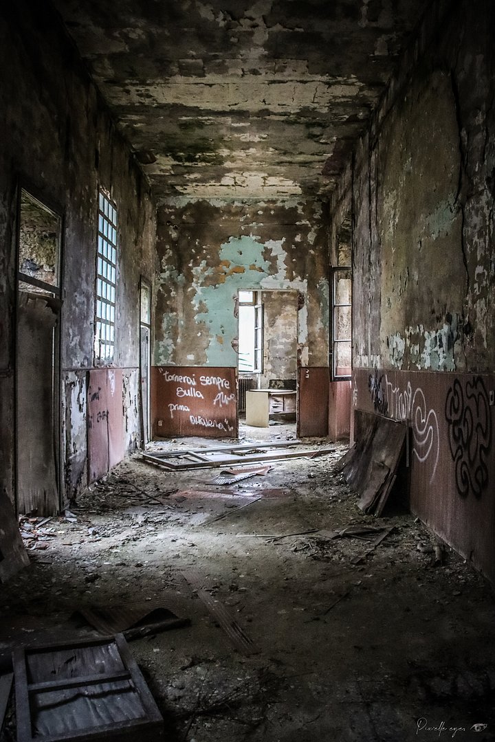 Echoes of the Past – Decayed Classroom-Urbex Italy product image (1)