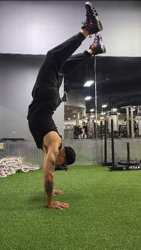 Man, I used to hold these forever!! Keep at it!! Hardwork!! #fyp #handstands #coremuscles #keepgoing
