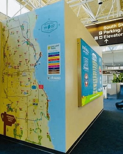A few years ago I worked with Milwaukee Airport to create this ‘super graphic’ map of the area in the main lobby, with @flyor...