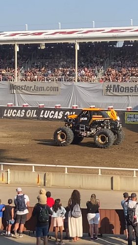 #MonsterJam was so damn cool today! JCB DIGATRON WITH THE FLIP 🫶 #monstertrucks #yyc