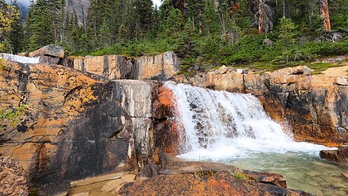 The views surrounding the Giant Steps Waterfalls in Banff National Park
#hikemorainelake #hikelakelouise #giantstepswaterfall...