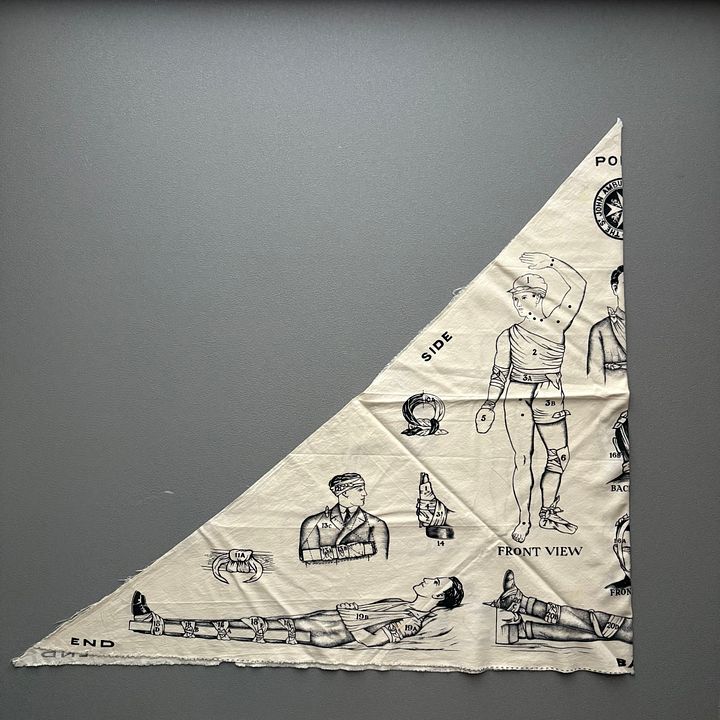 ビンテージ ST JOHN AMBULANCE エスマーチ包帯 バンダナ 三角巾 1910s20s30s40s ホスピタル イギリス軍 バンテージ product image (1)