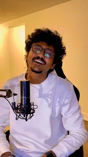 Kaho Na Pyar he 🫶🏻🖤

 #ronakabhattrz #ronakbhattrz #music #love #kahonaapyaarhai❤️ #cover #singer #gujju