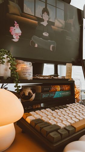 let’s cozy co-work together ❤️ working on IG carousels is the perfect way to start my 5-9 after my 9-5 😅
.
#minivlog #coworki...