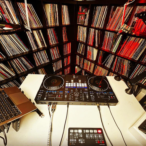 My happy place: the streaming corner❤️

#dj #studio #setup #djgear #livestream #djtlmtv #cratesradio