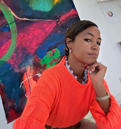 🎀🩰 Yesterday sans jacket avec bun #nofilter fun. Had a LOT of comments on the orange on a grey winter day walk. 🐩 Also, I’ve ...