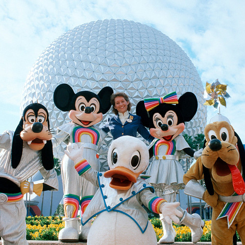 WDW Ambassador Jody Carbienar with Space Donald (rightfully) front & center surrounded by lesser characters 😁 in 1984.

#Dona...