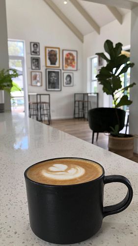 Flat white mornings….☕️🤍

#mikrocoffeeroasters #mikrocoffeeco #geraldsmithart #projecthousemedia #flatwhitecoffee #coffeeroas...