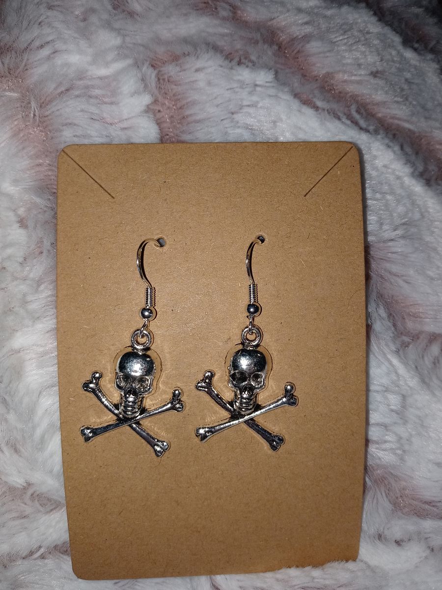 Boss momma skull earrings product image (1)