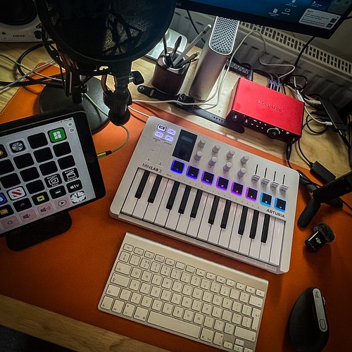 I need a bigger desk…. 🤓 #imakeartystuff