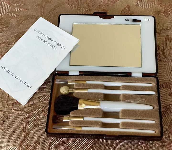 vintage light up compact make up apply Kit With Mirror. Made In Hong Kong product image (1)