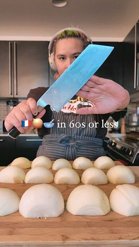 My boyfriend requested an ASMR cooking video for dinner, so enjoy the sounds of cooking French Onion Soup 🇫🇷🧅🥣

🫲Recipe (ish)...