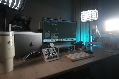 Así luce mi setup de Programador y Creador de contenido hasta ahora. 
Les dejo el link en mi bio, en la descripción del video...