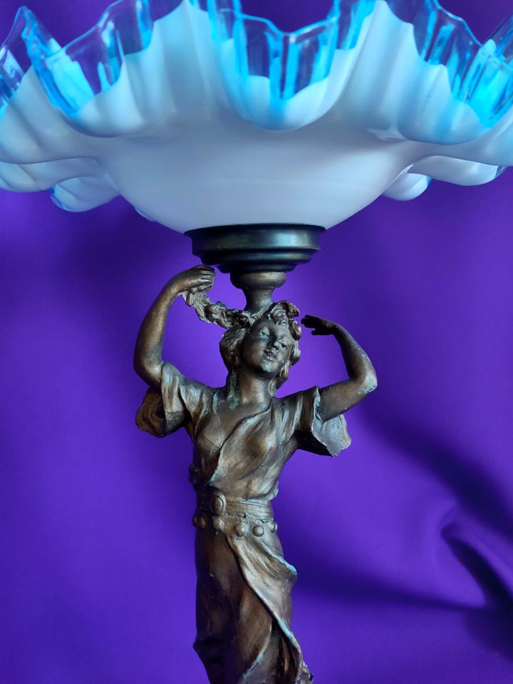 🌟Estátua Arte Nova em Metal com Taça de Cristal Branco e Bordo Azul – Peça Única e Colecionável product image (2)
